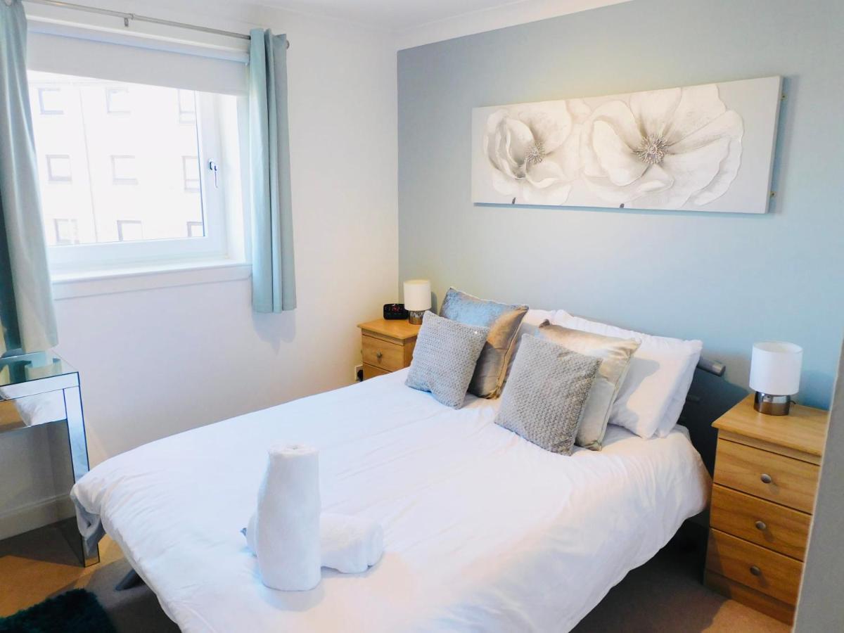 Beautiful 3 Bedroom Apt, Mins From Glasgow Airport, M8 & Sec Paisley Eksteriør billede
